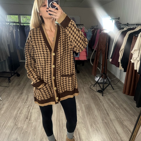 Brown cardigan sweater with houndstooth pattern and V-neck design - Picture 2 of 3